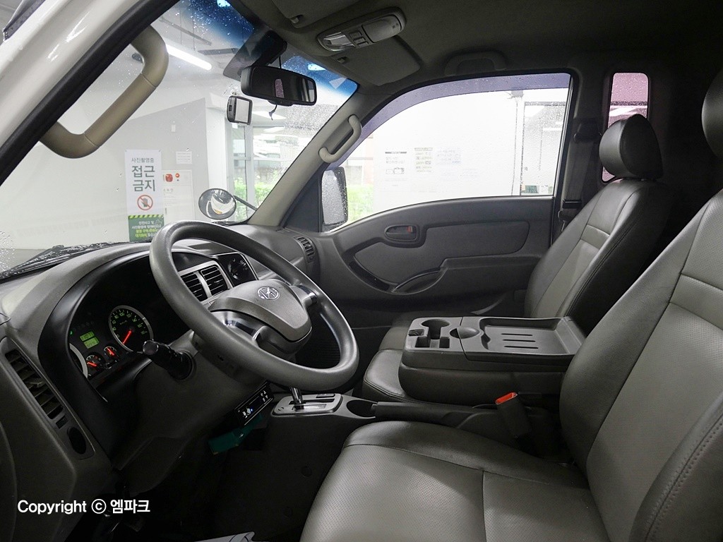 Hyundai Porter II High Refrigerated Box Truck Long Wheelbase Super Cab Super Cab 10