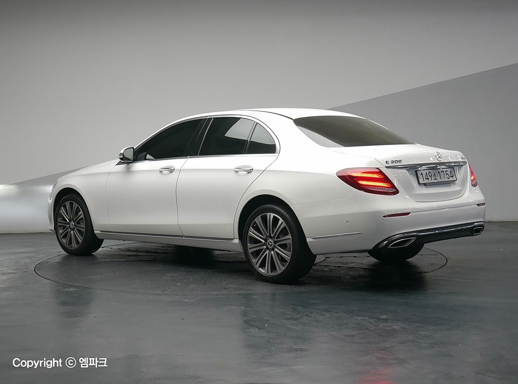 Mercedes-Benz E-Class E300 4MATIC Exclusive 3