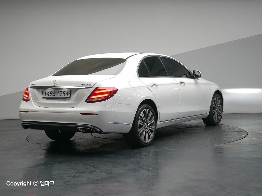 Mercedes-Benz E-Class E300 4MATIC Exclusive 4