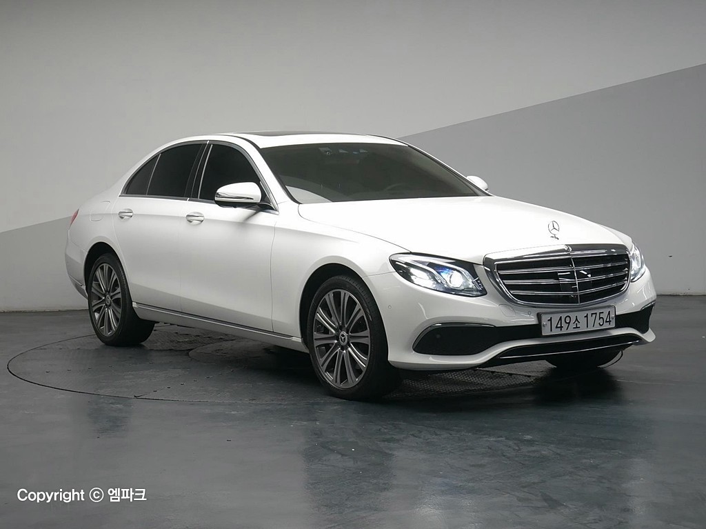 Mercedes-Benz E-Class E300 4MATIC Exclusive 5