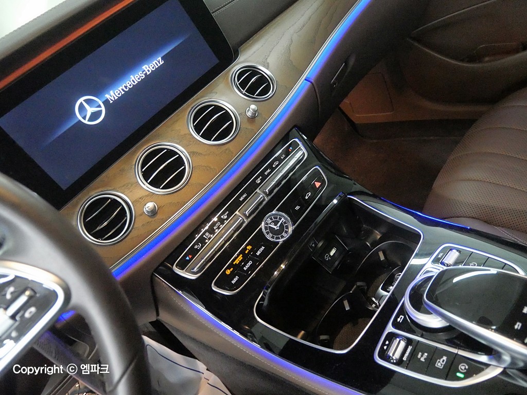 Mercedes-Benz E-Class E300 4MATIC Exclusive 9