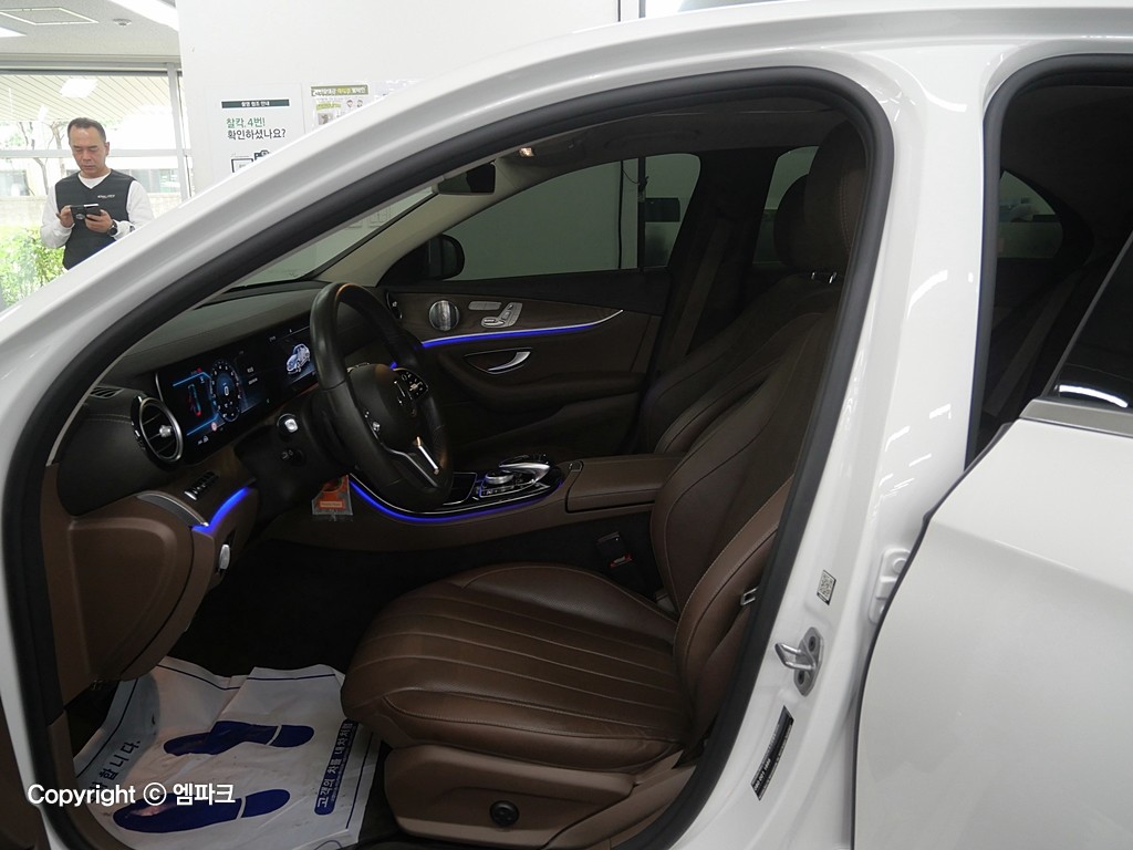 Mercedes-Benz E-Class E300 4MATIC Exclusive 10