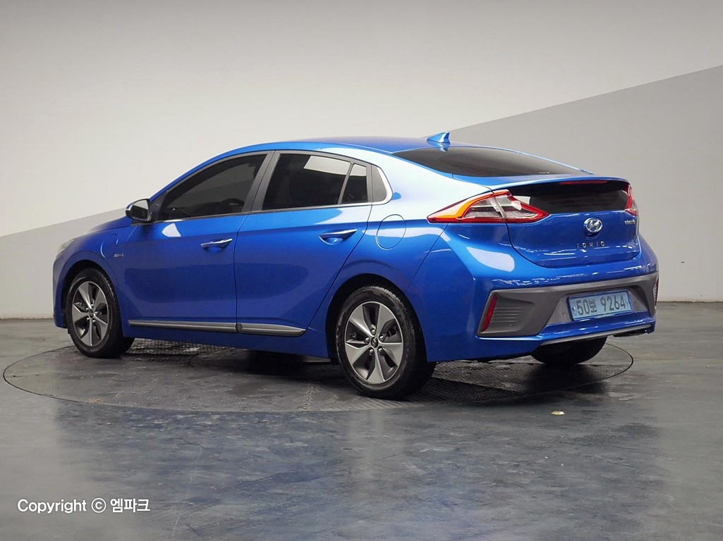 Hyundai IONIQ Electric 3
