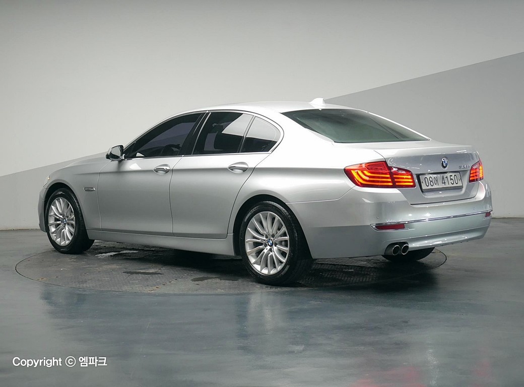 BMW 5 Series 528i Luxury Line Plus 3