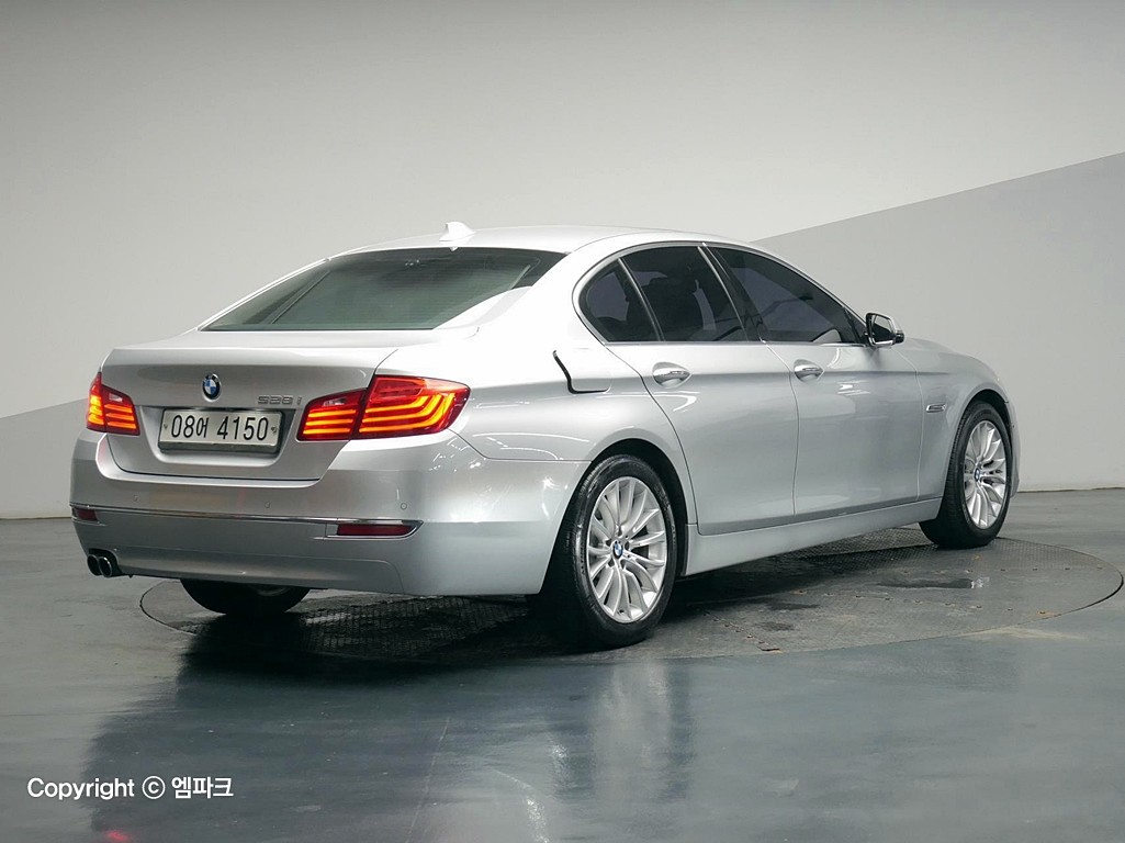 BMW 5 Series 528i Luxury Line Plus 4