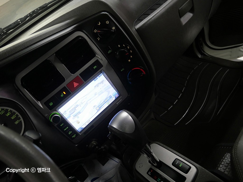 Hyundai Porter II City Van Long Wheelbase Super Cab 9