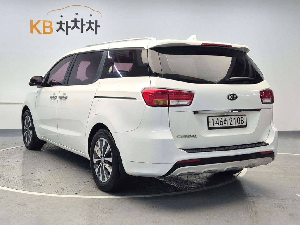 Kia Carnival Luxury R2.2 E-VGT 3