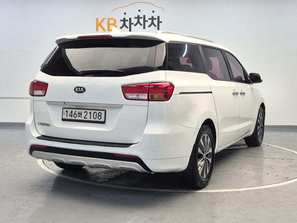 Kia Carnival Luxury R2.2 E-VGT 4