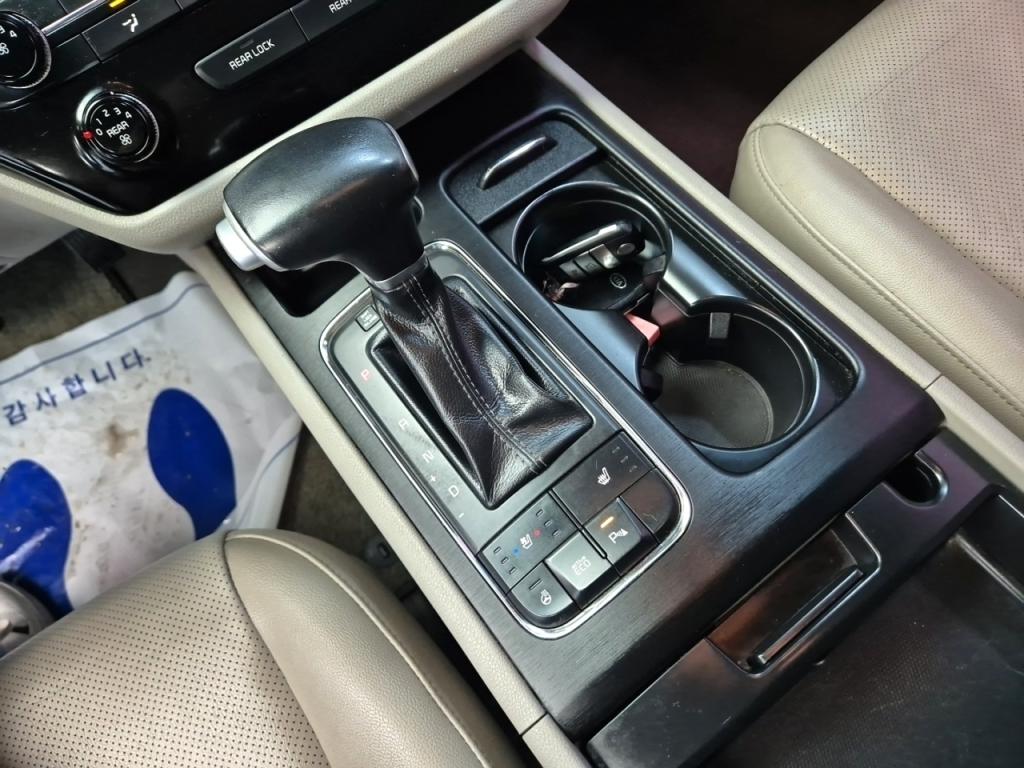 Kia Carnival Luxury R2.2 E-VGT 9