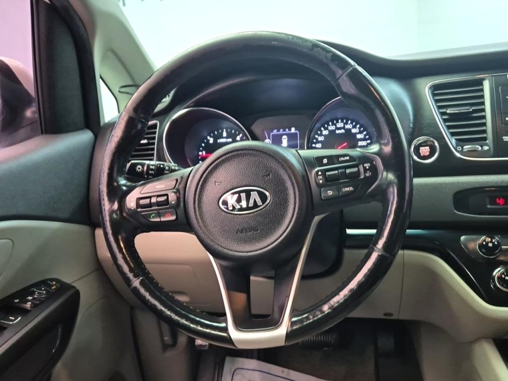 Kia Carnival Luxury R2.2 E-VGT 10