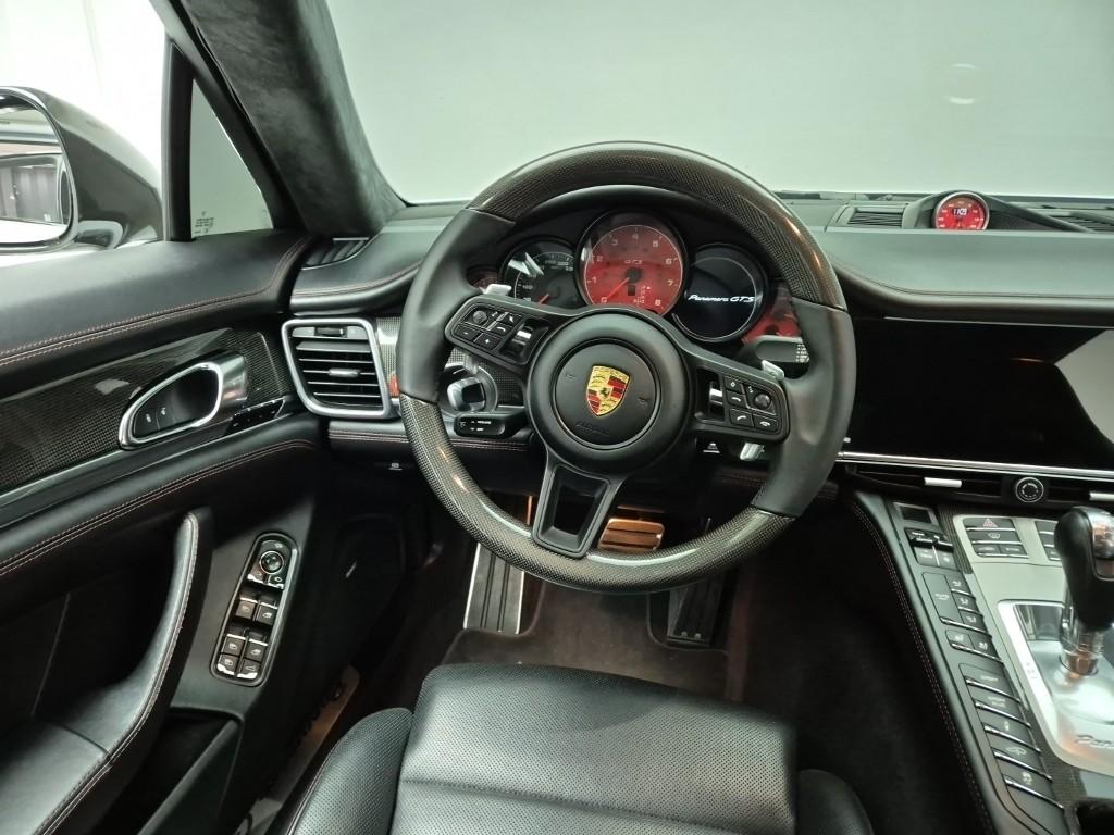 Porsche Panamera 4.8 GTS 10