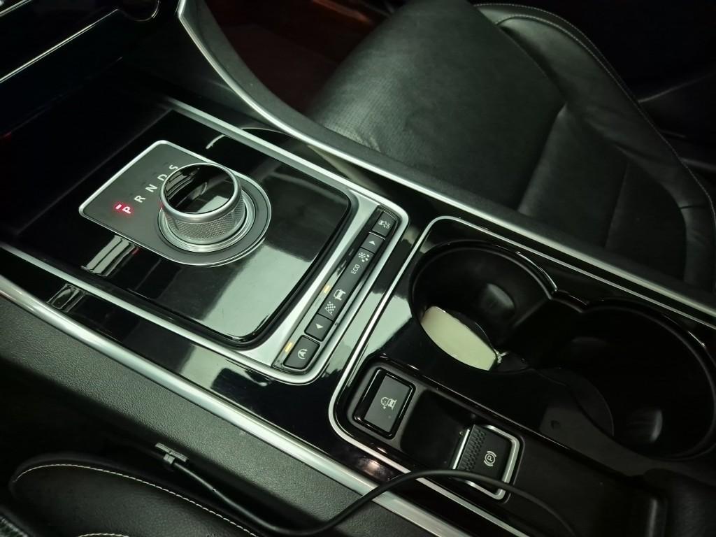 Jaguar XE R- Sport 2.0 Diesel 9