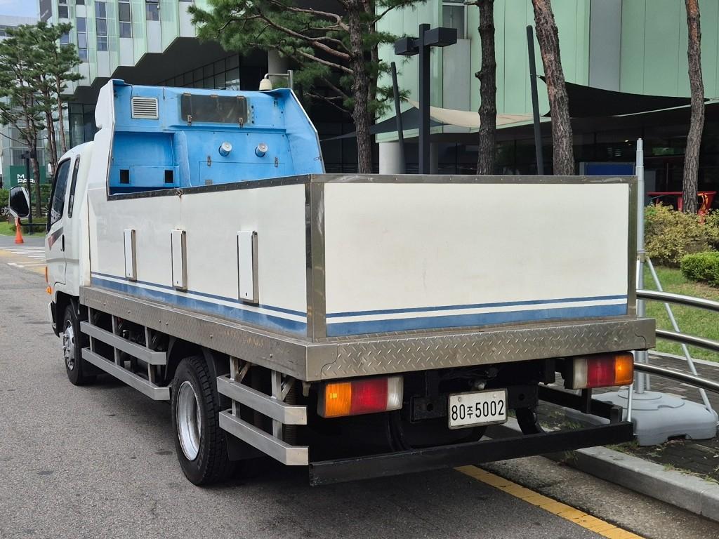 Hyundai Mighty 2012 photo 2