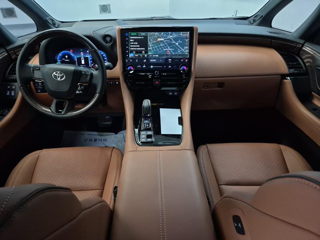 Toyota Alphard 2.5 HEV AWD 8