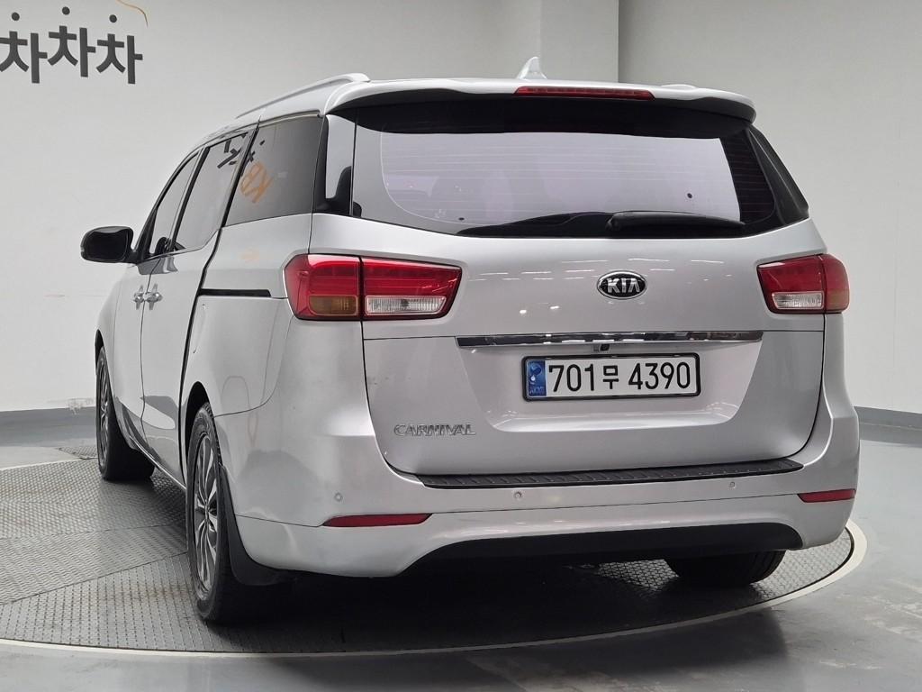 Kia Carnival Luxury R2.2 E-VGT 3