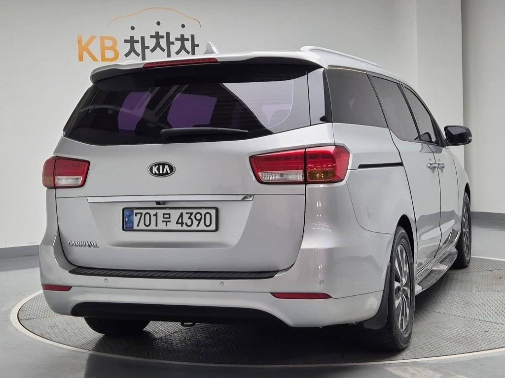 Kia Carnival Luxury R2.2 E-VGT 4