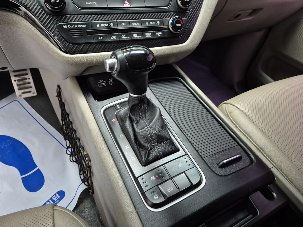 Kia Carnival Luxury R2.2 E-VGT 9