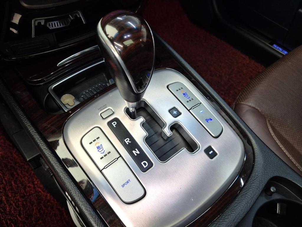 Hyundai Genesis Luxury V6 3.3 GDI 9