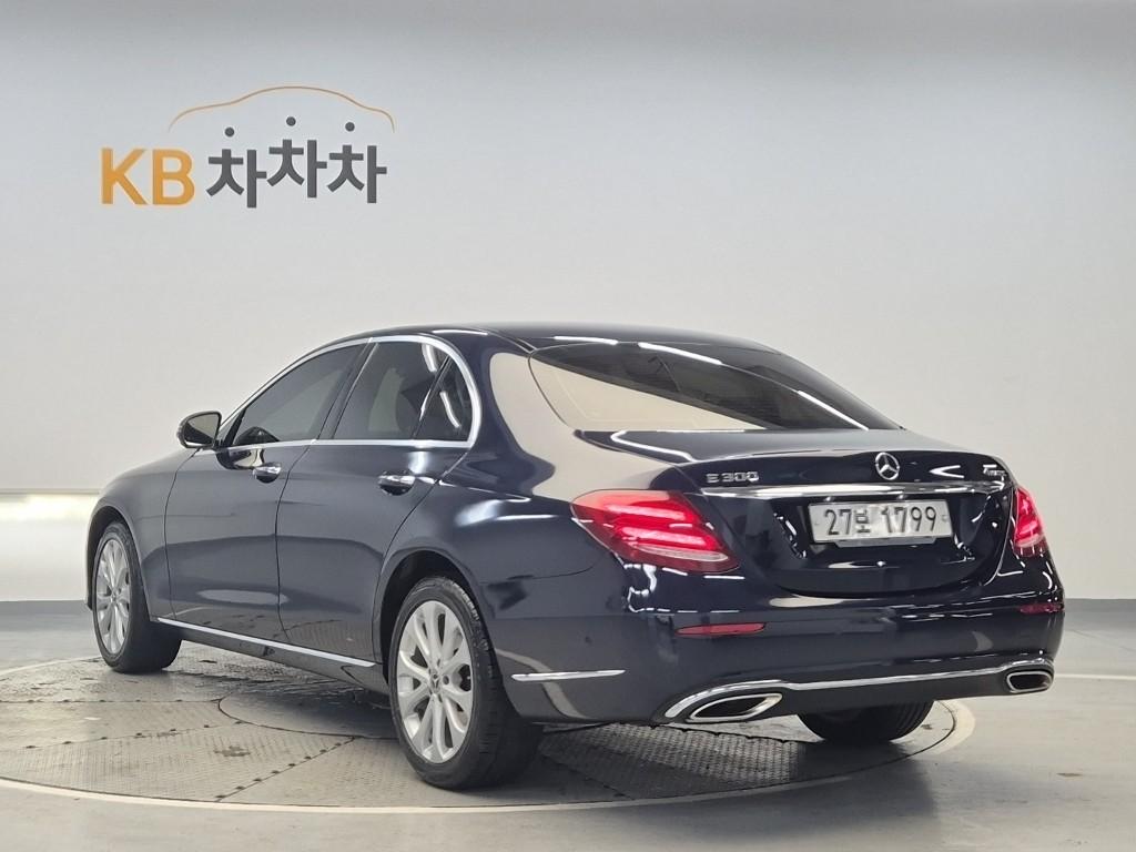 Mercedes-Benz E-Class Exclusive Standard 3