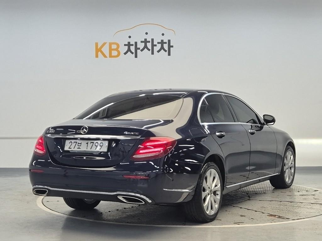 Mercedes-Benz E-Class Exclusive Standard 4