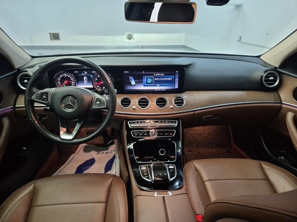 Mercedes-Benz E-Class Exclusive Standard 8