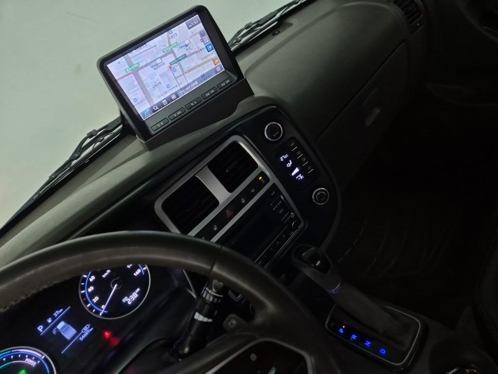 Hyundai Porter II Electric Powergate Long Wheelbase Super Cab 10