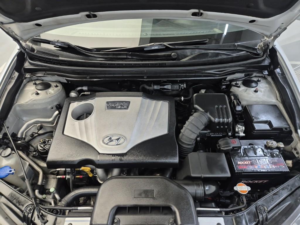 Hyundai Avante Hybrid I4 LPi DOHC 6
