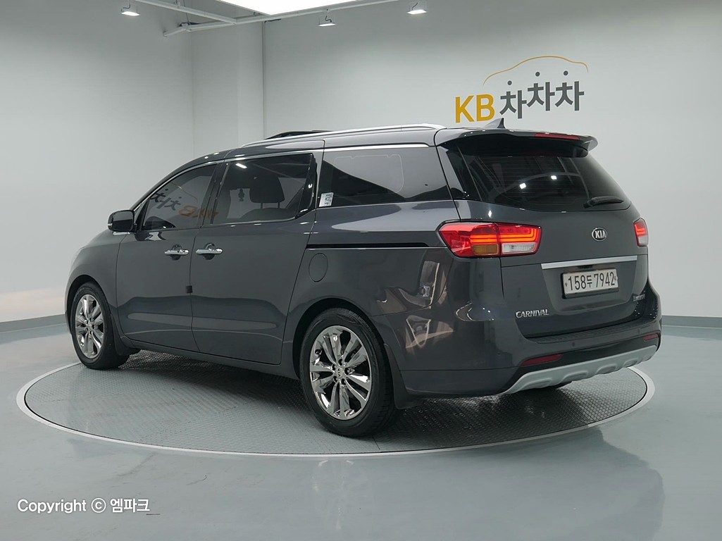 Kia Carnival 2016 photo 2