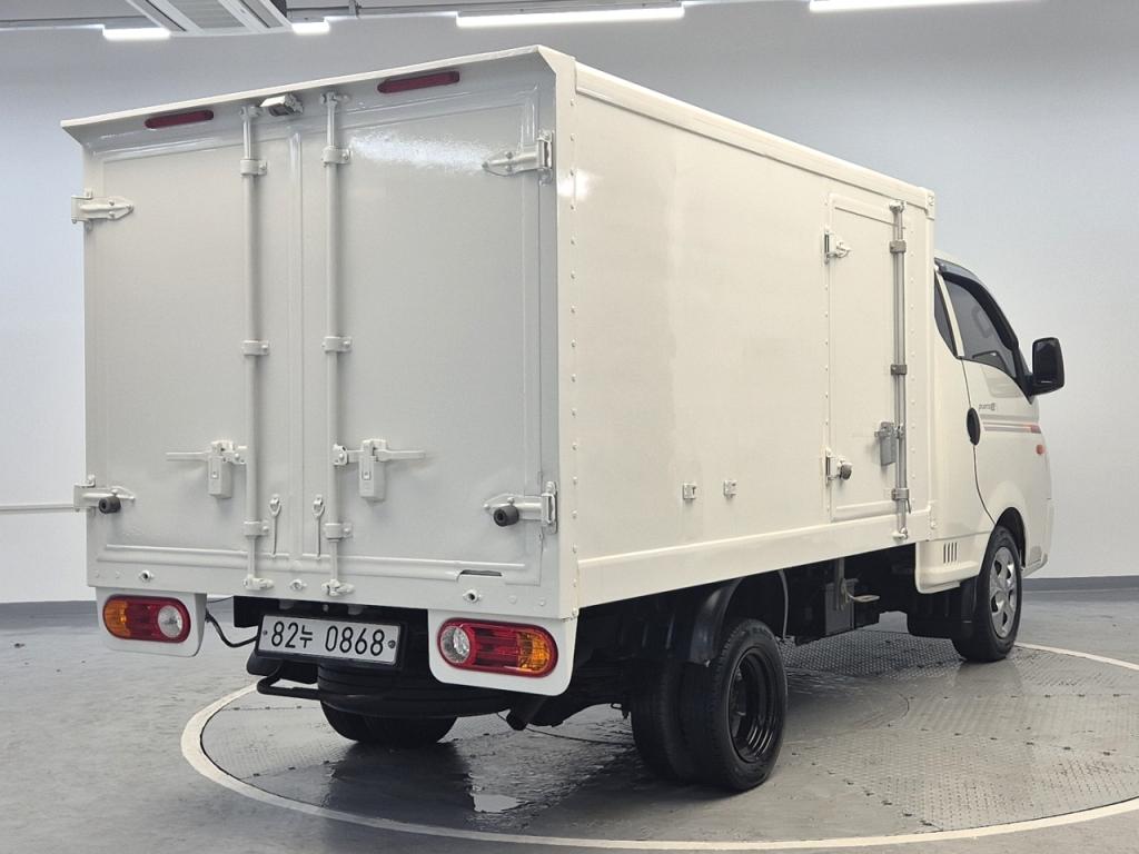 Hyundai Porter II Low Fixed Floor Long Wheelbase Super Cab 4