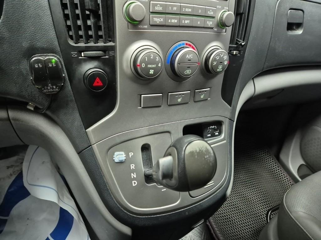 Hyundai Starex Grand CVX Luxury 2.5 VGT/ WGT 5 Van 9