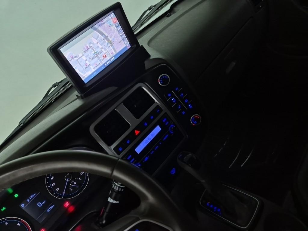 Hyundai Porter II Super Cab High Fixed Floor Long Wheelbase Super Cab 10