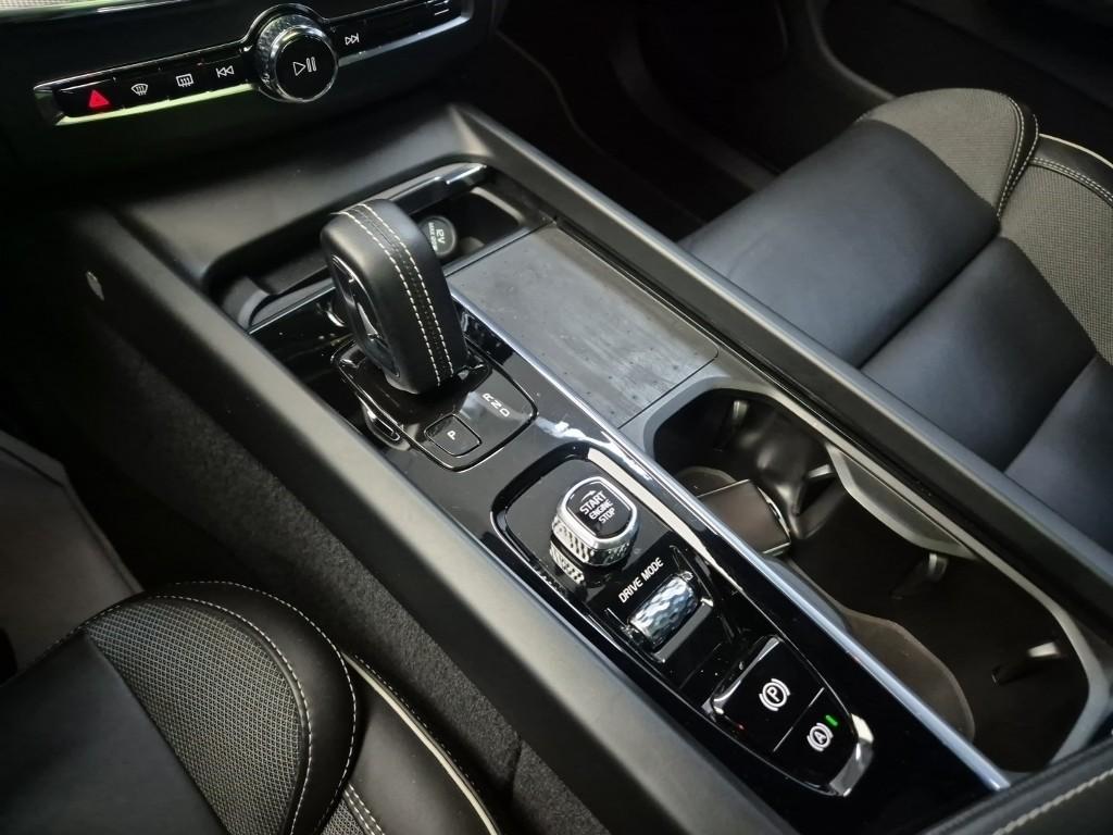 Volvo XC60 R Design T8 AWD 9