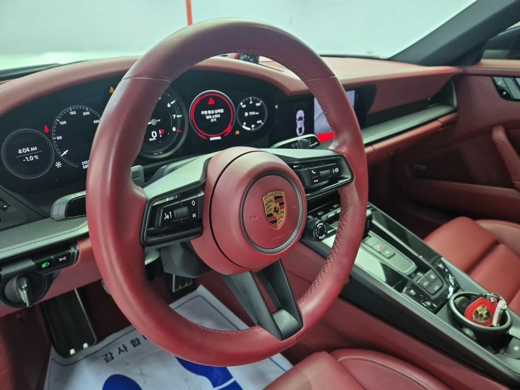 Porsche Carrera 911 992 10