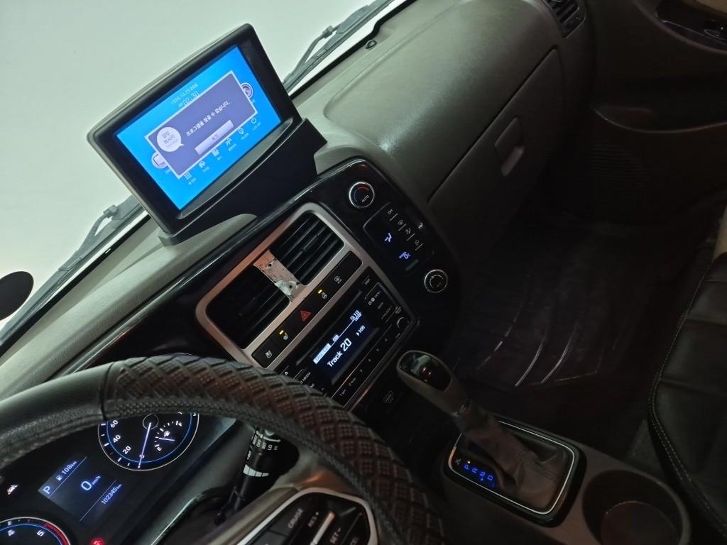 Hyundai Porter II Long Wheelbase Premium Long Wheelbase Double Cab 10