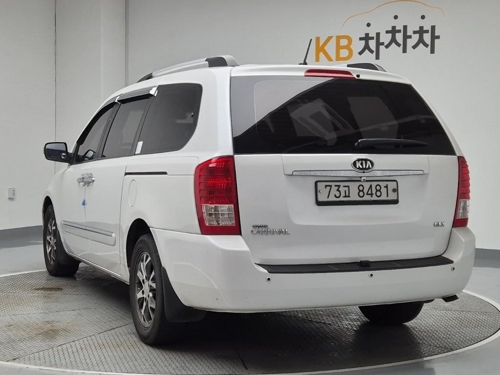 Kia Carnival 2014 photo 2