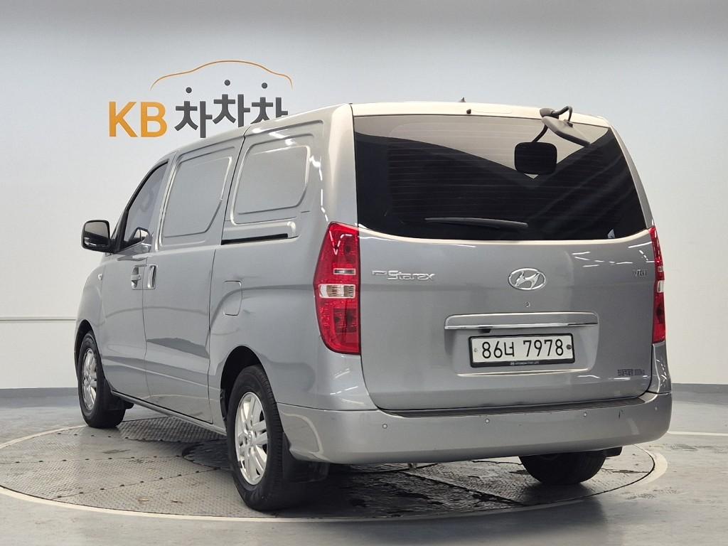 HYUNDAI Grand Starex 3-Seater Diesel Van