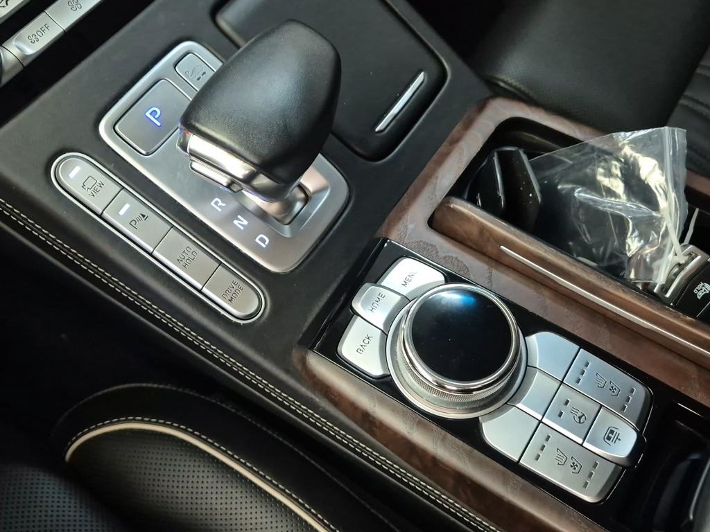 Genesis G90 Prestige 5.0 GDi AWD 9