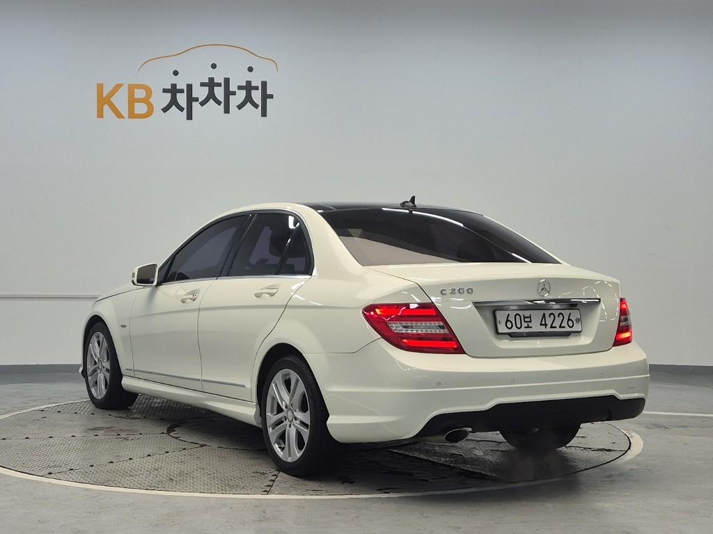 Mercedes-Benz C-Class Avantgarde C200 BlueEfficiency 3