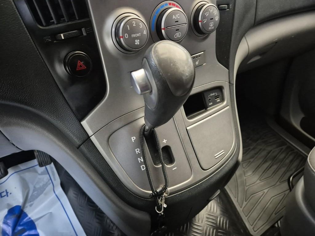 Hyundai Starex Grand CVX Luxury 2.5 VGT/ WGT 5 Van 9