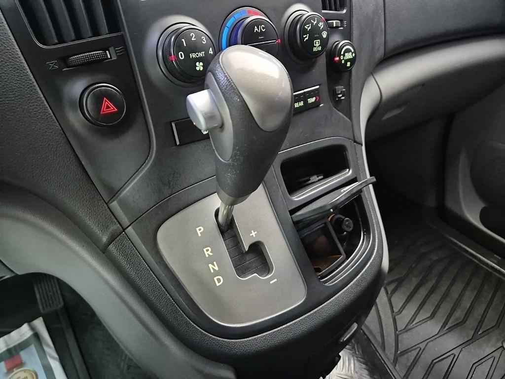 Hyundai Starex Grand CVX Deluxe 2.5 VGT/ WGT Wagon 9