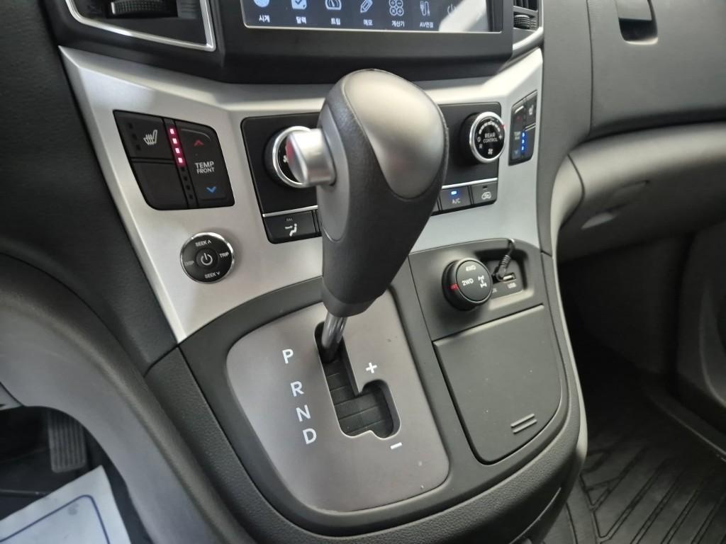 Hyundai Starex Grand Smart 2.5 VGT Wagon 4WD A/ T 9