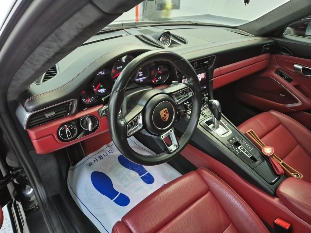 Porsche Carrera 911 991 4 GTS 8