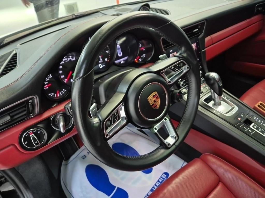 Porsche Carrera 911 991 4 GTS 10