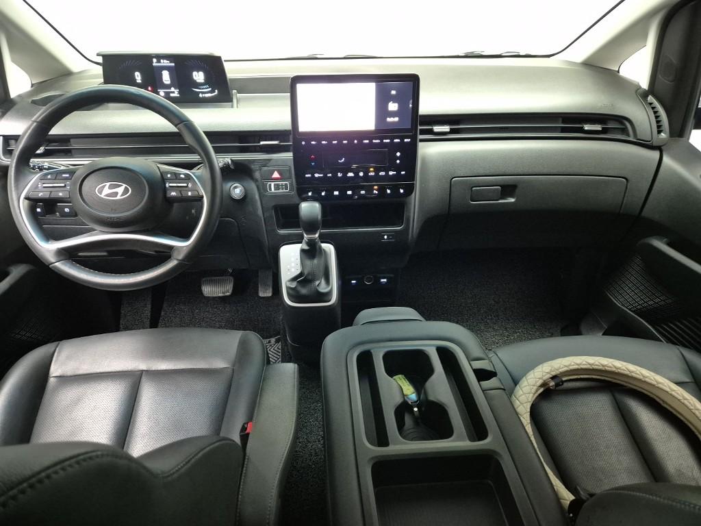 Hyundai Staria Modern Diesel 2.2 Tourer 4WD 8