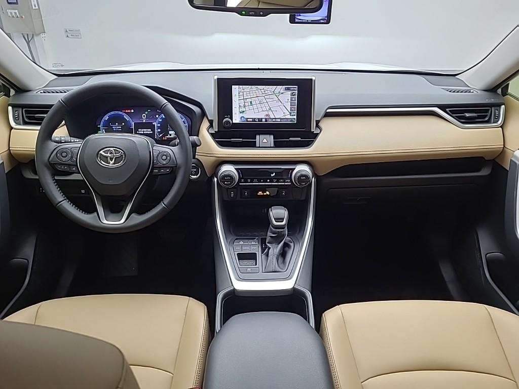 Toyota RAV4 XLE 2.5 Hybrid 2WD 8