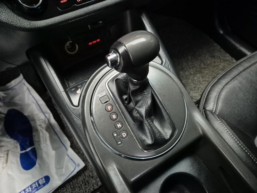 Kia Sportage R TLX Premium Type 2.0 Diesel 2WD M/ T 9