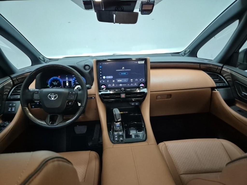 Toyota Alphard 2.5 HEV AWD 8