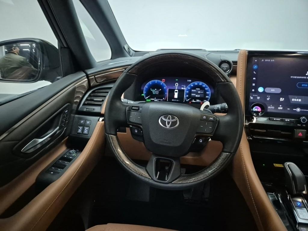 Toyota Alphard 2.5 HEV AWD 10