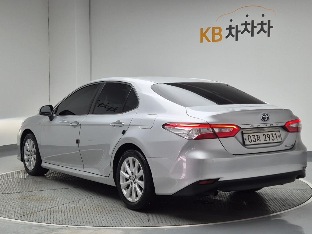 Toyota Camry LE 2.5 Hybrid LE 3