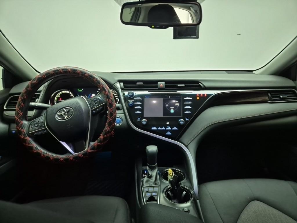 Toyota Camry LE 2.5 Hybrid LE 8